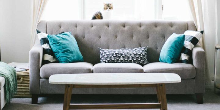Você sabe como limpar o sofá corretamente?